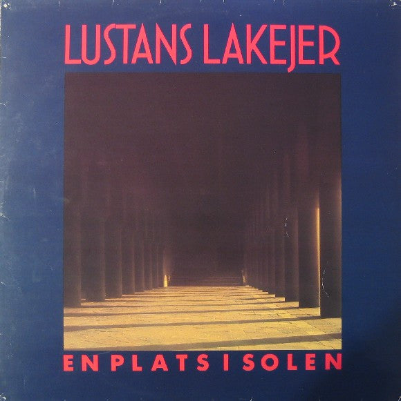 LUSTANS LAKEJER - EN PLATS I SOLEN
