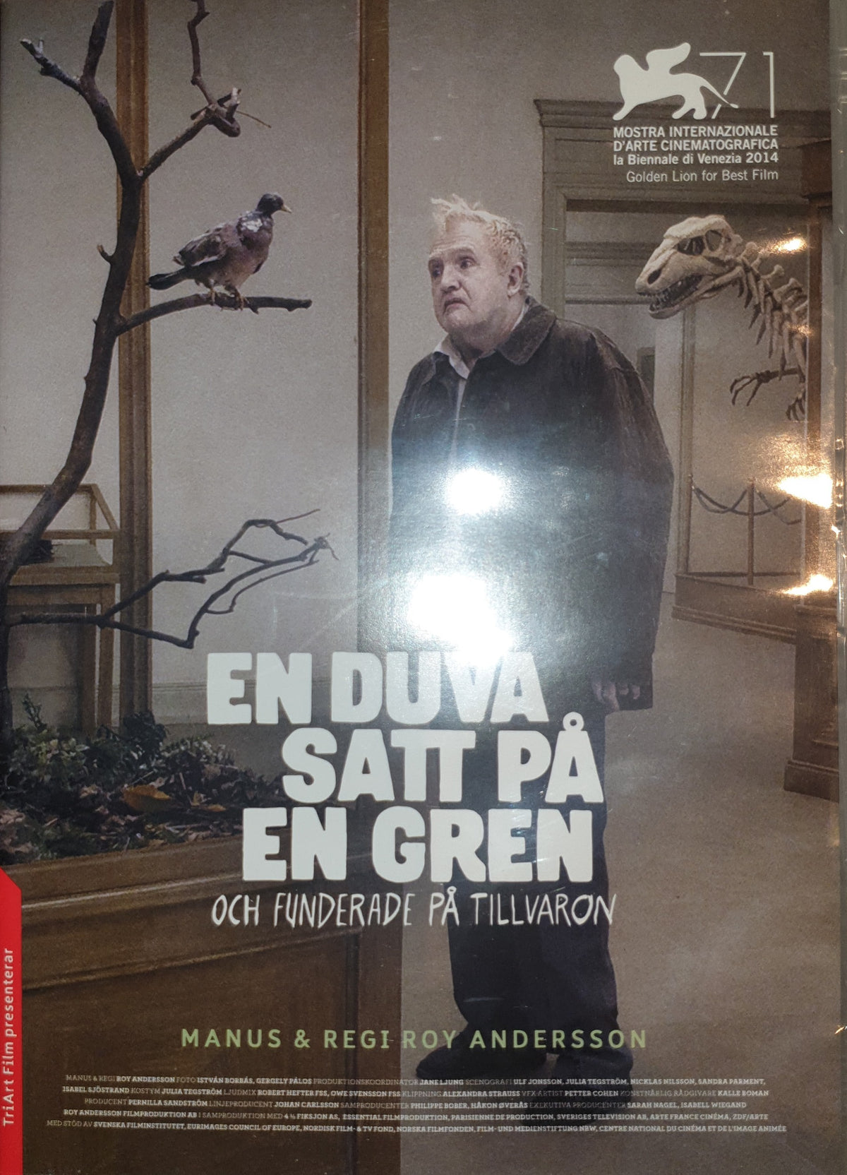 En duva satt på en gren och funderade på tillvaron (2014) DVD – omslag